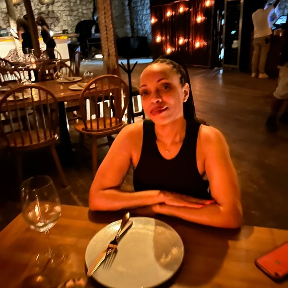 Meet your Posher, Dekesha - Picture 2 of 2